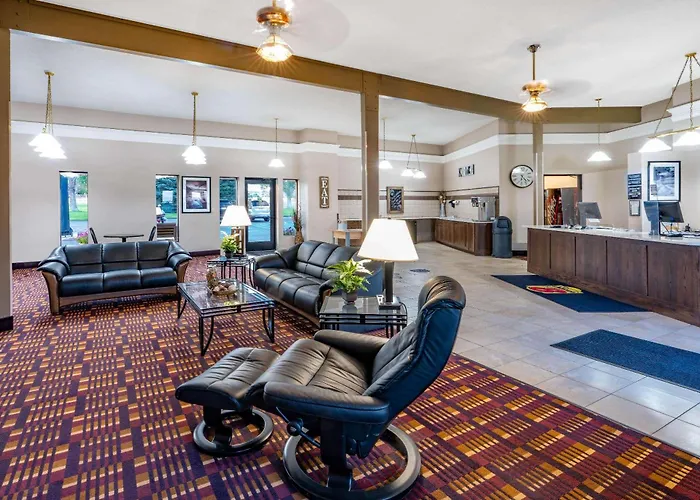 Super 8 By Wyndham West By The River