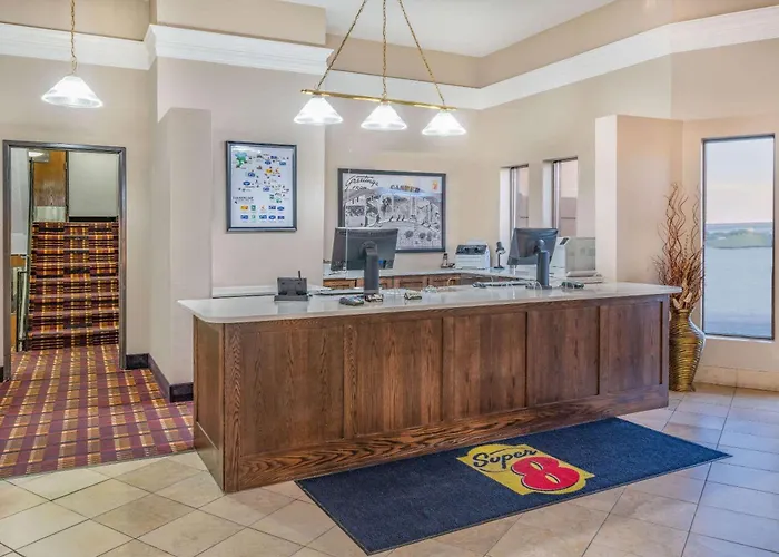 Super 8 By Wyndham West By The River Motel