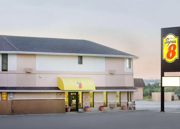 Super 8 By Wyndham West By The River Motel