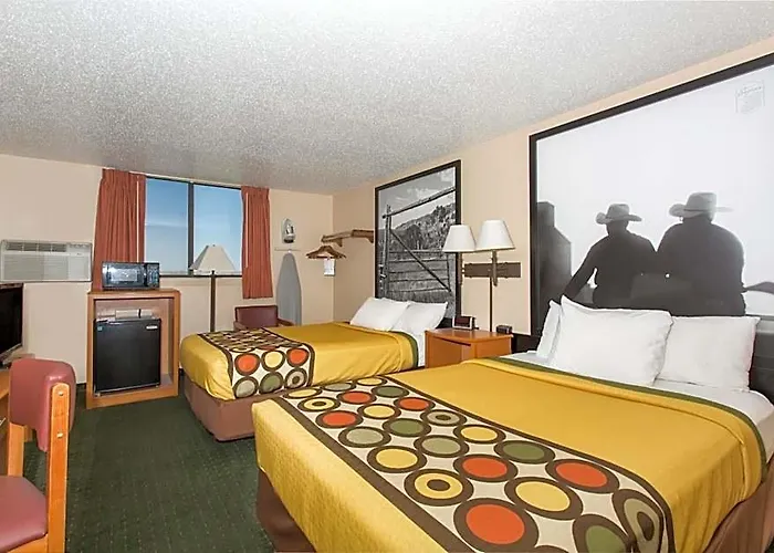 Super 8 By Wyndham West By The River Motel