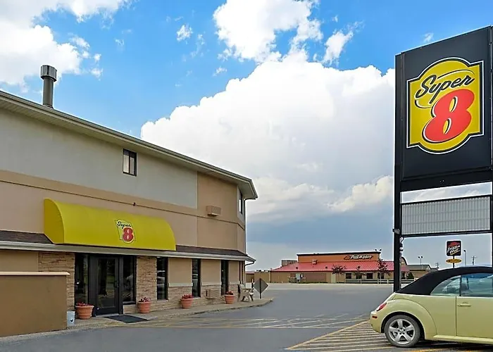 Super 8 By Wyndham West By The River