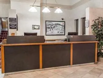 Super 8 By Wyndham West By The River Motel