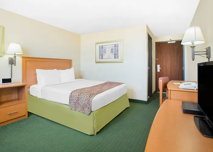 Super 8 By Wyndham West By The River Casper