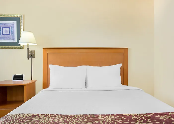 Super 8 By Wyndham West By The River