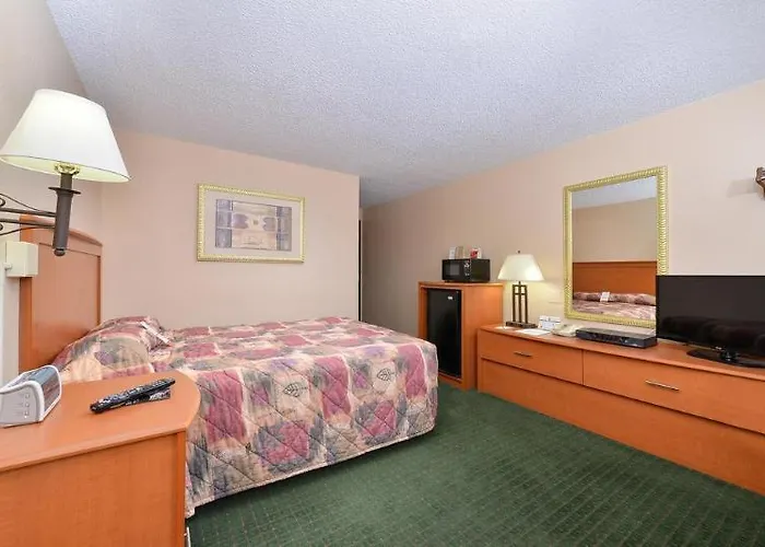 Motel Super 8 By Wyndham West By The River 2*
